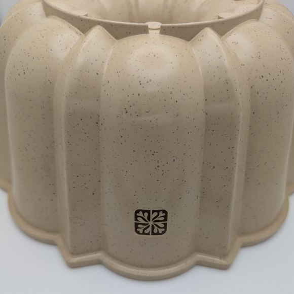Vintage LittonWare Microwave Cookware Bundt Cake Pan 4 Quart Deep P/N 39285 - Picture 3 of 6